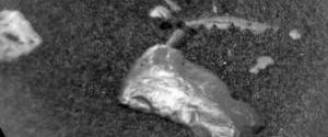 Марсоход Curiosity обнаружил на Марсе загадочный блестящий объект