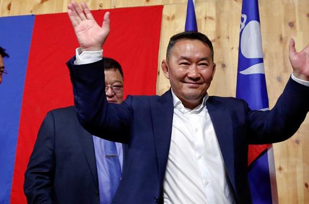 Президент Монголии угрожает депутатам объявить голодовку