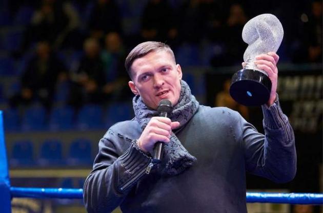 Усик получил первый в истории Кубок легенд Федерации бокса Украины