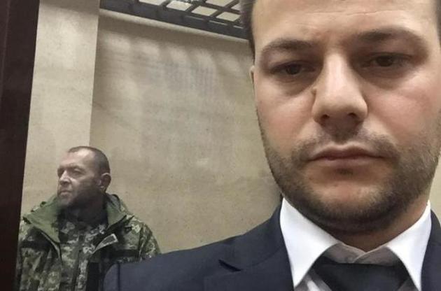 На задньому фоні мічман Юрія Будзыло