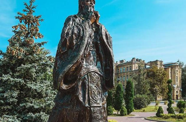 Памятник Конфуцию на территории КПИ