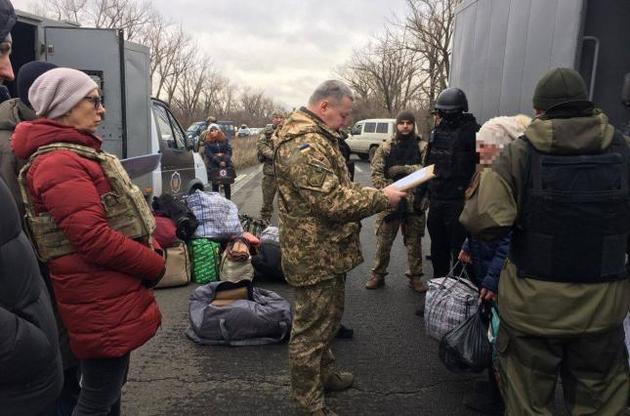 На подконтрольную Украине территорию вернулись еще 13 человек