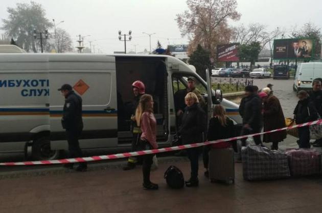 У Львові через неправдиве повідомлення про мінування вокзалу евакуювали близько 800 осіб