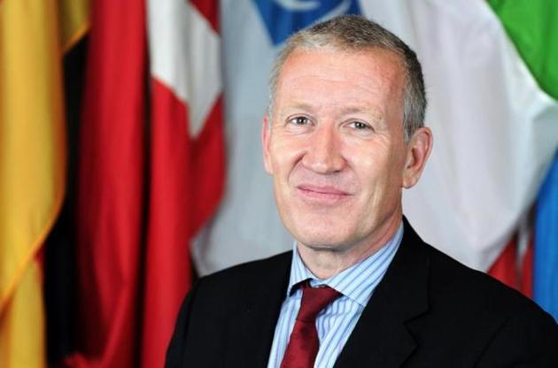 Этерингтон заменит в организации Хуга