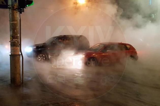 В Киеве из-за прорыва трубы с горячей водой провалился автомобиль
