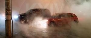 В Киеве из-за прорыва трубы с горячей водой провалился автомобиль