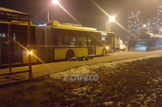 У Києві під колесами тролейбуса загинув працівник ремонтної бригади