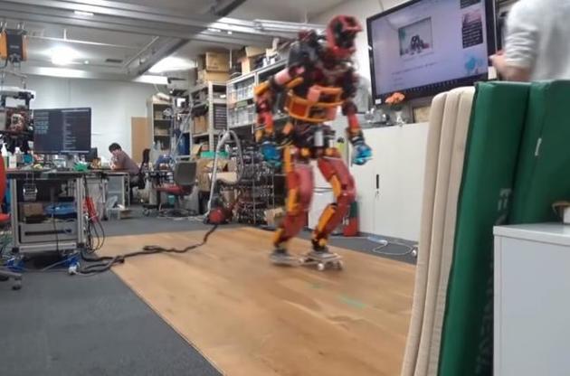 Ученые научили робота кататься на скейте и роликах