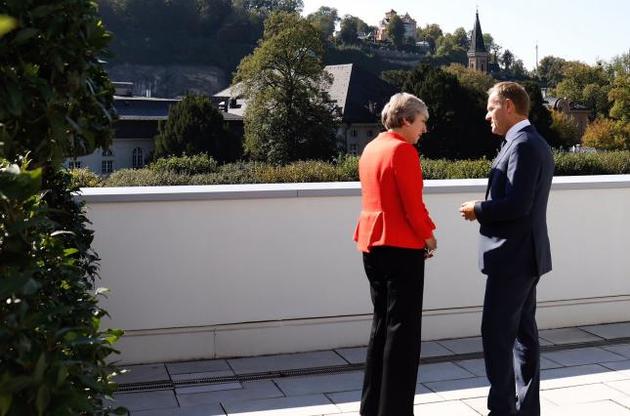 Тереза Мэй и Дональд Туск во время саммита в Зальцбурге