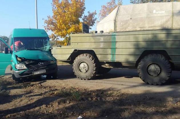 В Днепропетровской области БТР столкнулся с маршруткой, есть пострадавшие