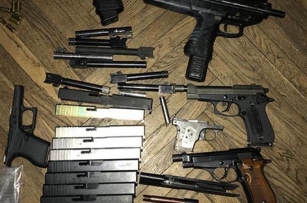 В Киеве проходит месячник добровольной сдачи оружия