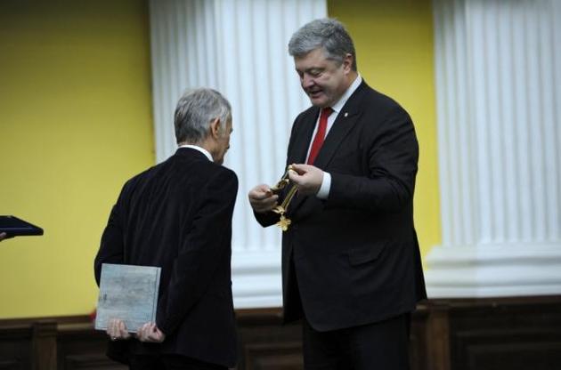 Президент наградил Джемилева "Орденом Свободы"