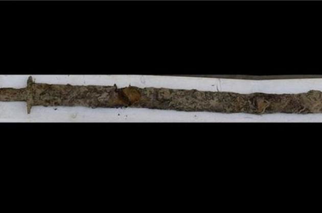 В Швеции восьмилетняя девочка случайно нашла древний меч