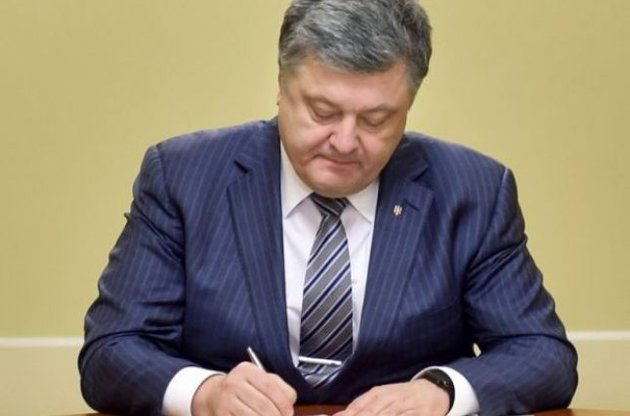 Порошенко підписав закон про введення воєнного стану в Україні