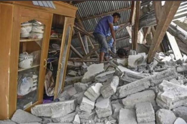 Жертвами землетрясения и цунами в Индонезии стали около 400 человек