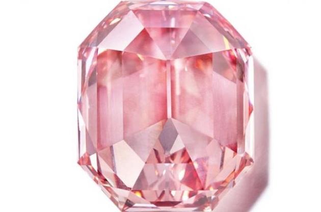 Редкий розовый бриллиант продали на аукционе за рекордную сумму