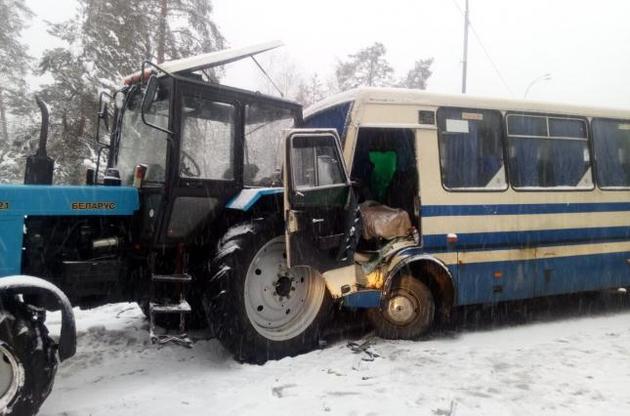 В результате столкновения автобуса с трактором под Киевом пострадали семь человек