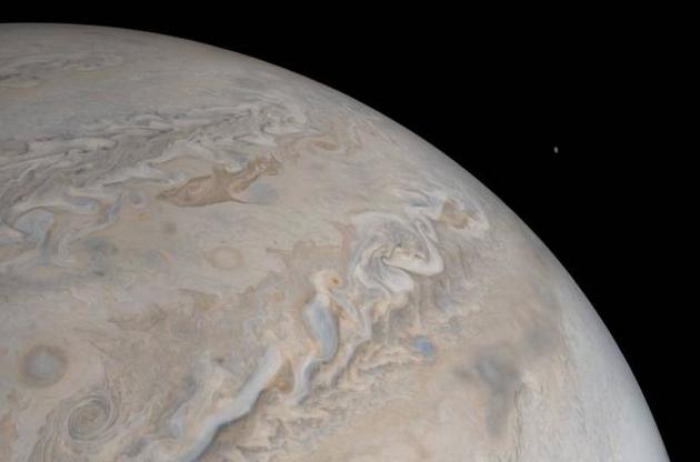 NASA показало знімок Юпітера та Іо