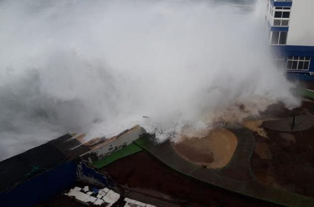 На Тенеріфе хвилі сягали 10 метрів