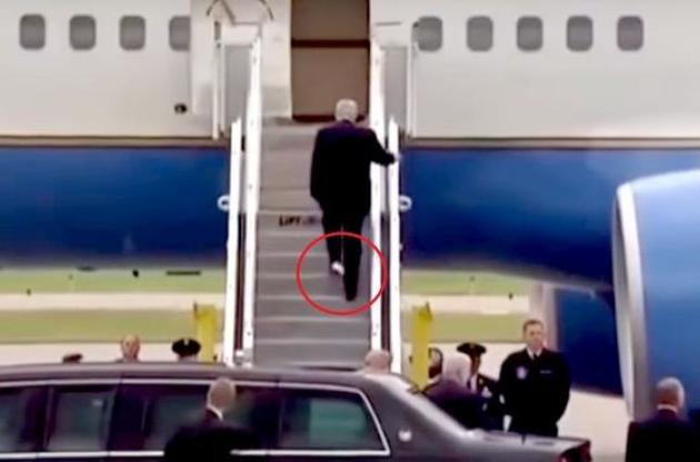 К ноге Трампа прилипла туалетная бумага