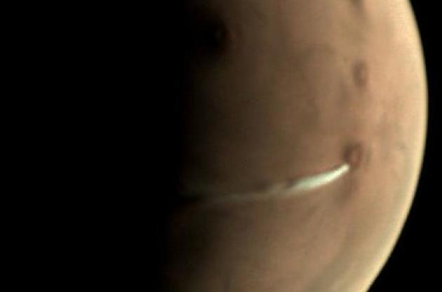 Ученые заметили на Марсе странное белое облако