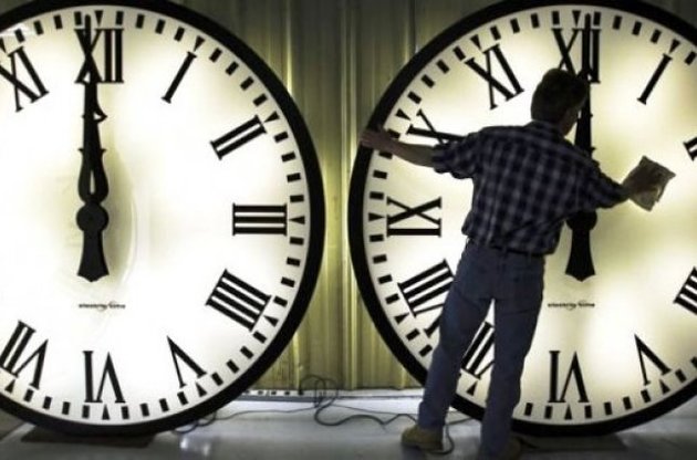 У неділю стрілки годинників потрібно перевести на годину назад