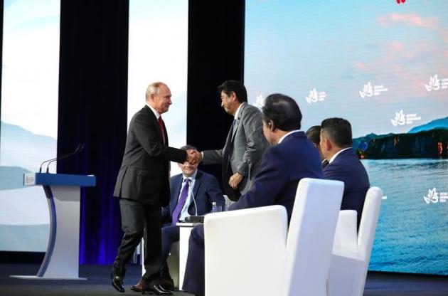 Путін і прем'єр Японії активізують переговори щодо підписання мирного договору