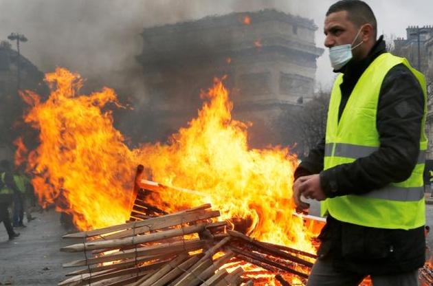 В Париже во время протеста "желтых жилетов" пострадали не менее 30 человек – СМИ