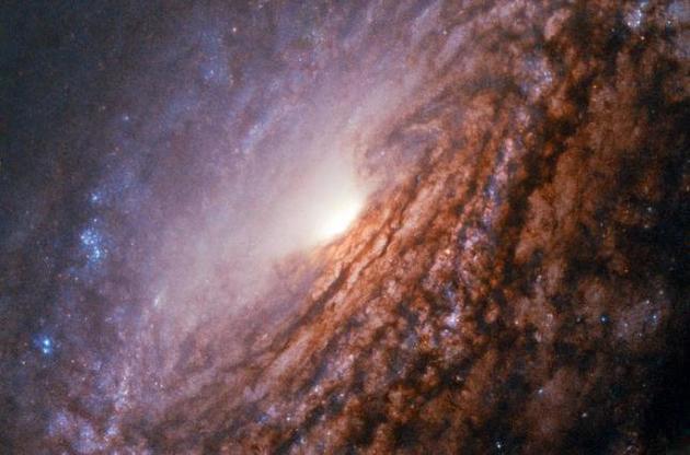 "Хаббл" зробив знімок галактики з яскравим "серцем"