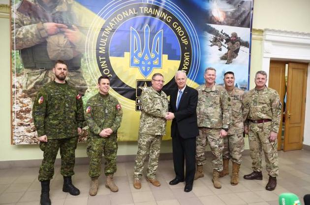 Сенатор США посетил военный полигон на Львовщине