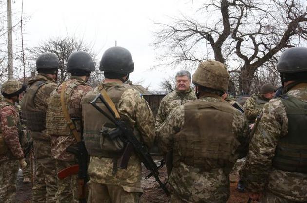 Порошенко пообещал использовать военное положение для укрепления армии и границ