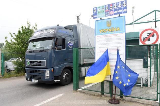 Украина и Турция договорились снять ограничения на грузовые перевозки