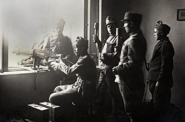 Украинские военные в здании сейма (теперь университет имени И.Франко), ноябрь 1918 г.