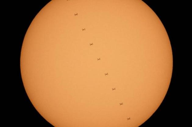 Опубликован снимок движения МКС на фоне Солнца