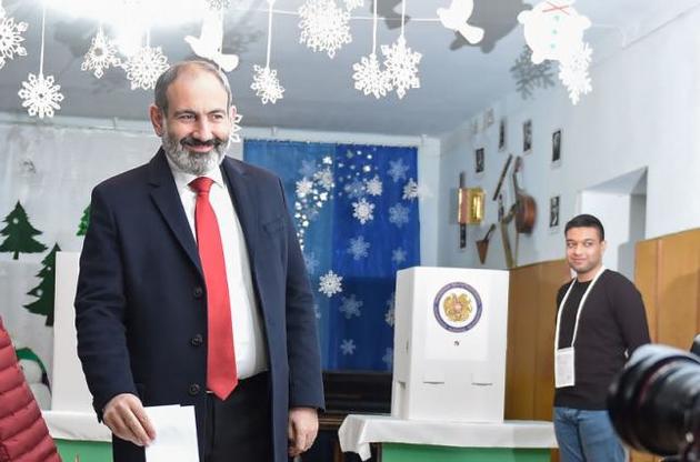 На виборах у Вірменії з великим відривом лідирує блок Пашиняна