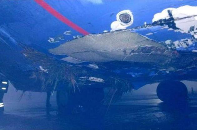 Літак викотився за межі злітно-посадочної смуги і врізався в ліхтарі