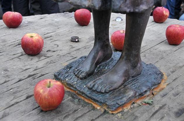 День пам'яті жертв голодоморів щорічно відзначається четвертої суботи листопада