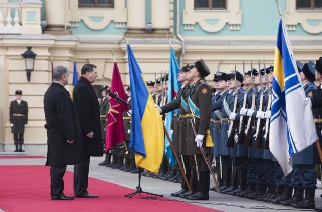 Порошенко проводит в Киеве встречу с президентом Латвии