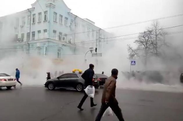 В Киеве снова прорвало трубу с горячей водой, движение затруднено