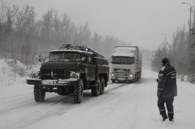 На Полтавщині автобус і кілька маршруток застрягли в снігових заметах