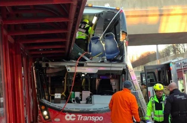 В Канаде автобус врезался в остановку, есть погибшие и раненые