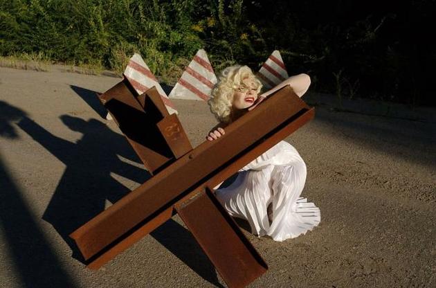 В образе Мэрилин Монро предстали Мария Максакова и Андрей Кравчук