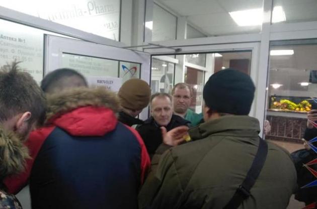 Правоохранители общаются с участниками происшествия для установления причин конфликта