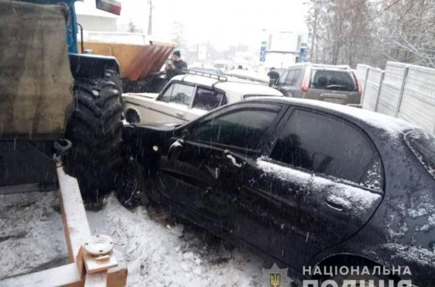 На Харківщині посипаючи дорогу трактор наїхав на вісім автомобілів