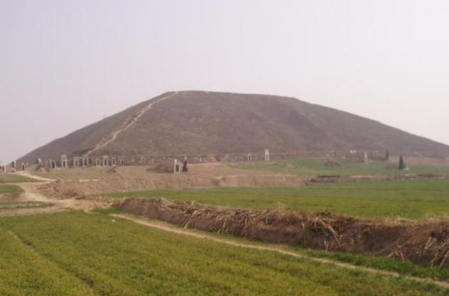 Гробниці деяких імператорів Китаю зміщені по лінії північ-південь