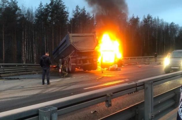маршрутка с людьми загорелся после столкновения с грузовиком