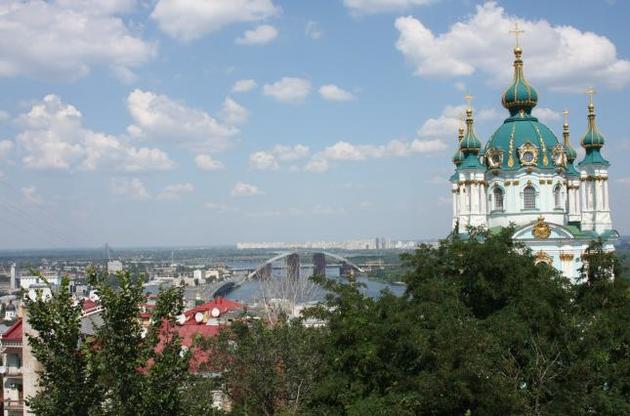 Посольство США обеспокоено нападением на Андреевскую церковь в Киеве
