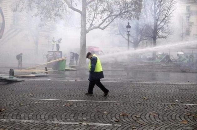 "Желтые жилеты" вновь вышли на улицы Парижа, есть задержанные