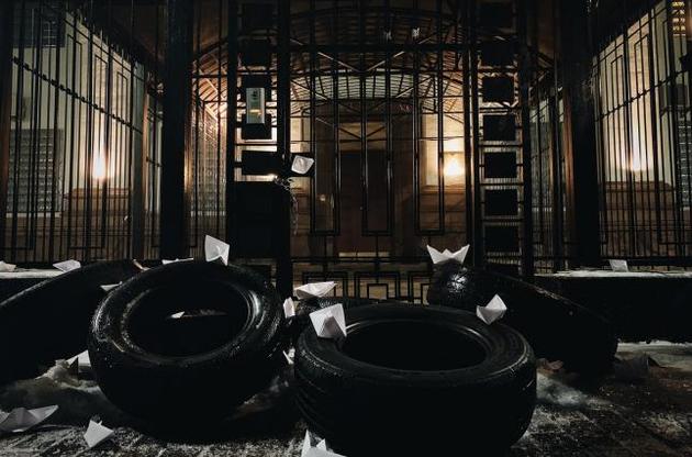 Под российское посольство принесли бумажные кораблики и шины