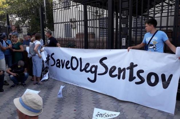 У Путина продолжают гнуть свою линию и требовать личного обращения Сенцова